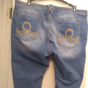 Seven7 distressed capris size 22